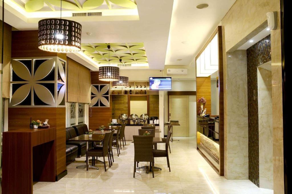 Biz Boulevard Hotel Manado Exterior photo
