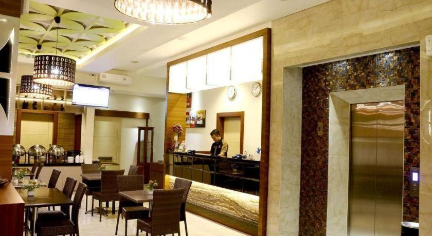 Biz Boulevard Hotel Manado Exterior photo