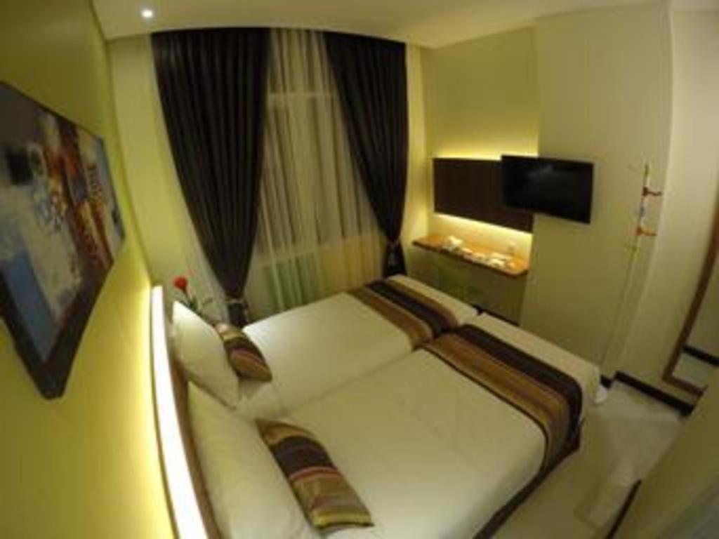 Biz Boulevard Hotel Manado Exterior photo